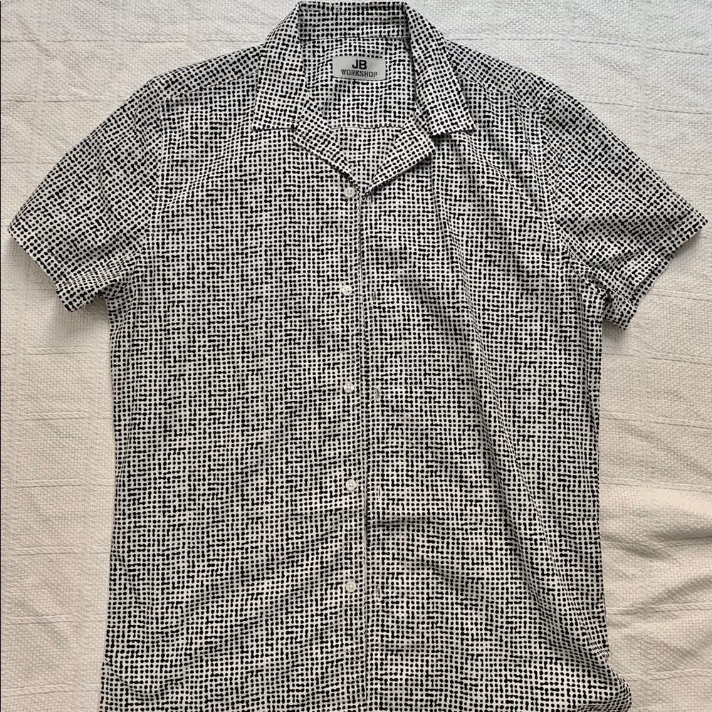 Short sleeve dress shirt. B&w print. Size M